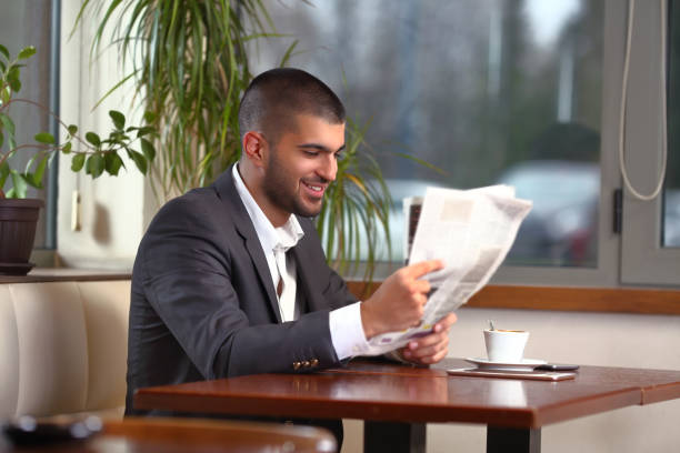 hombre de negocios en un receso - reading newspaper break tea fotografías e imágenes de stock