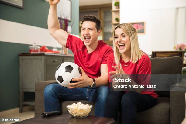 Fanáticos Del Fútbol Emocionados Viendo El Juego Foto de stock y más banco de imágenes de Fútbol - Fútbol, Aficionado, Partido - Rondas deportivas