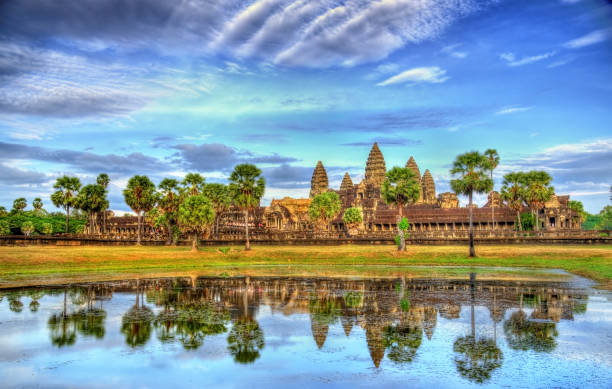 angkor wat auf der anderen seite des sees, ein unesco-weltkulturerbe in kambodscha - cambodia traditional culture ancient angkor stock-fotos und bilder