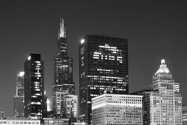 черно-белая фотография чикаго ночью, сша. - chicago black and white contemporary tower стоковые фото и изображения