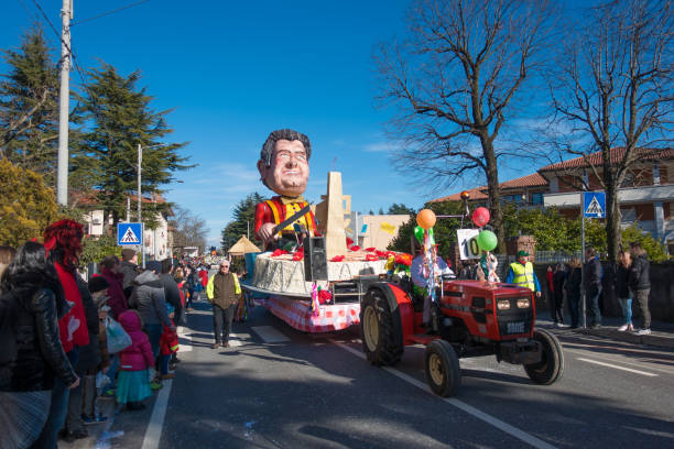 パレード カーニバルのパーティーの名前実際に kraski pust またはカルネヴァーレ carsico - mardi gras tourism human face travel ストックフォトと画像