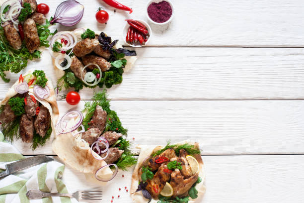 흰색 나무 테이블에 구운된 고기 식사 - meat and alternatives dinner lunch picnic 뉴스 사진 이미지
