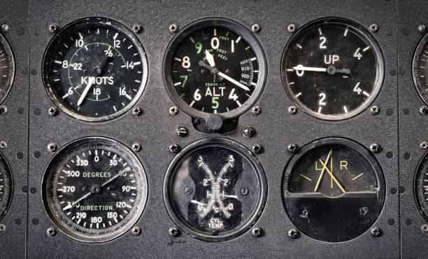 tableau de bord de vol vintage - helicopter cockpit airplane speedometer photos et images de collection