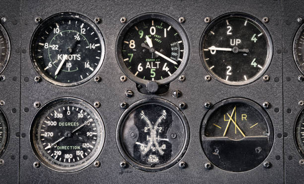 ビンテージ フライト計器盤 - airplane altitude dial speedometer equipment ストックフォトと画像