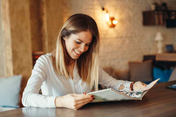 Mujer moderna lectura de revista de café - foto de stock