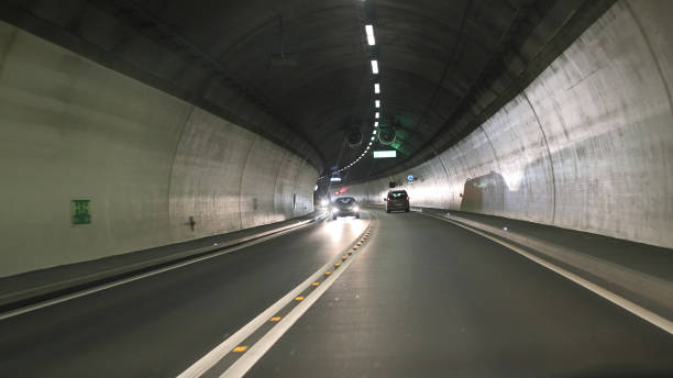 tunnel routier avec des voitures - road marking road reflector road dividing line photos et images de collection