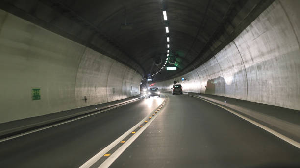 tunnel stradale con auto - road marking road reflector road dividing line foto e immagini stock