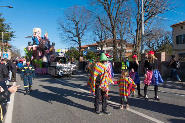 パレード カーニバルのパーティーの名前実際に kraski pust またはカルネヴァーレ carsico - mardi gras tourism human face travel ストックフォトと画像