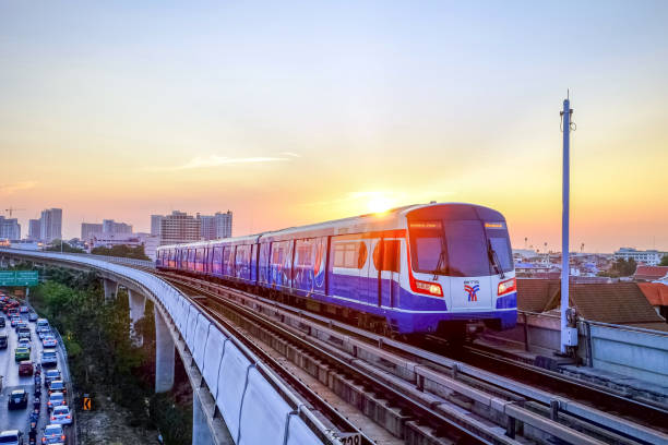 tren del cielo de bts - bangkok mass transit system fotografías e imágenes de stock