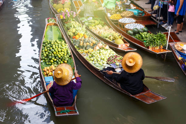 marché dans thailand.damnoen damnoen saduak floating à ratchaburi flottant - damnoen saduak floating market photos et images de collection