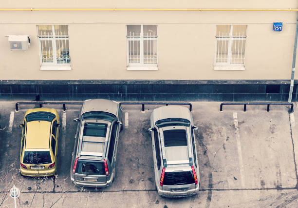 istock cars near office 646251390