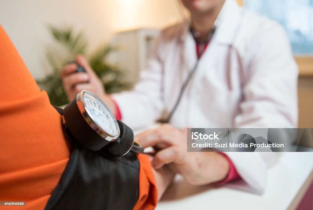 医者の予約を持っている年配の女性 - 血圧計のロイヤリティフリーストックフォト