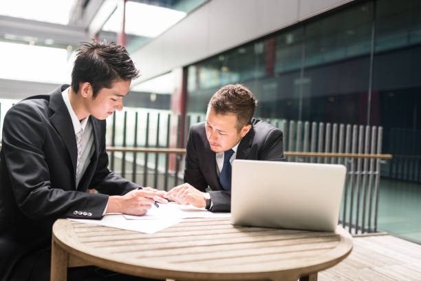 istock colleagues working together at the desk 646370378