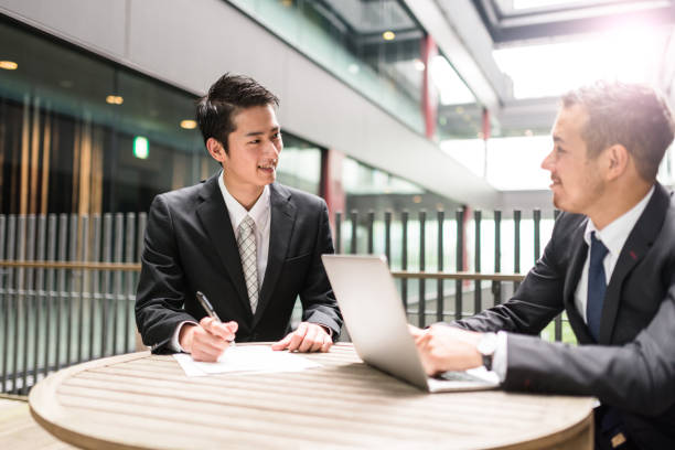 istock colleagues working together at the desk 646370486