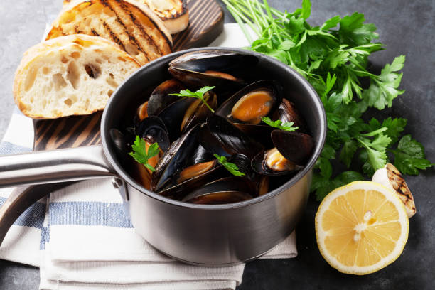 istock Mussels and bread toasts 646370804