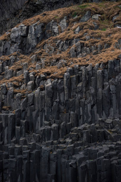 basalto colunas na islândia - rock strata natural pattern abstract scenics imagens e fotografias de stock