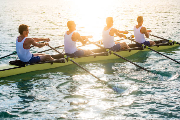 barco a remos homens - rowing team sport team sport rowing - fotografias e filmes do acervo