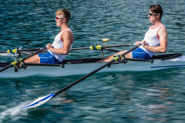 männer-ruderboot - riemenrudern stock-fotos und bilder