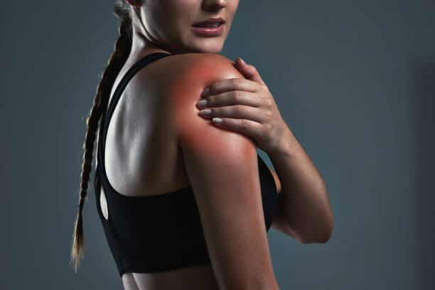 nunca es una buena idea para ejercicios con los músculos fríos - pain shoulder physical injury sport fotografías e imágenes de stock