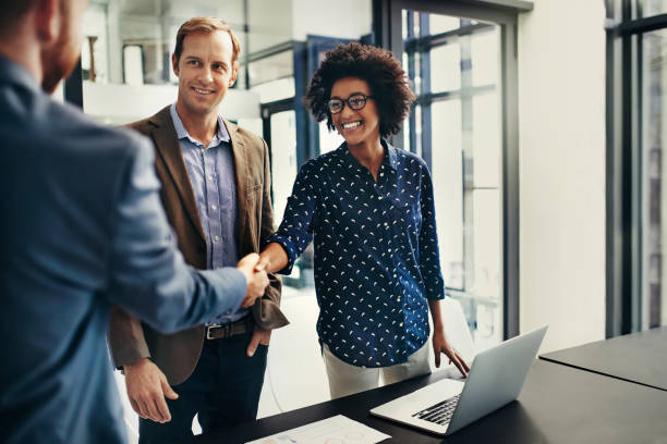 los fabricantes de acuerdo - men women handshake business fotografías e imágenes de stock