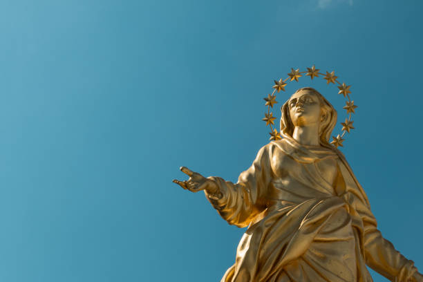 madonna golden statue perfect bronze replica em milão, itália - glória maria - fotografias e filmes do acervo