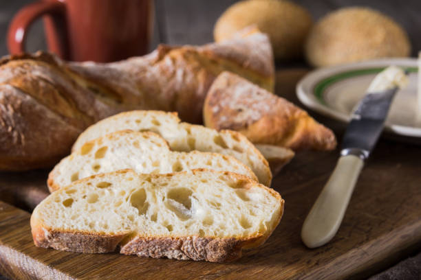baguette française avec du beurre pour le petit déjeuner - french toast toast coffee bread photos et images de collection