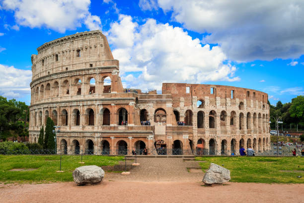 kolosseum mit klaren, blauen himmel und wolken, rom. panorama - coliseum traditional culture history rome stock-fotos und bilder