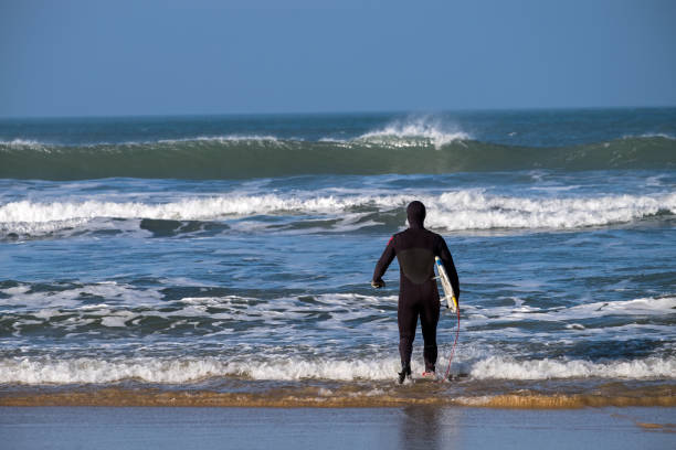 tempo di surf come chiama l'oceano - woolacombe foto e immagini stock