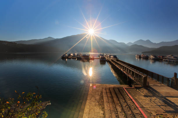 amanecer en sun moon lake, taiwán, asia - sun moon lake fotografías e imágenes de stock