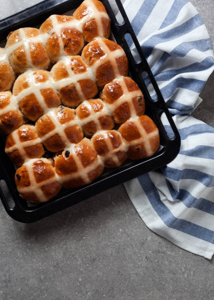 pains chauds faits maison de croix prêts pour pâques - bread food basket sweet bun photos et images de collection