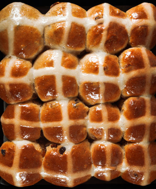 caseras hot cross bollos listos para semana santa - bread food basket sweet bun fotografías e imágenes de stock