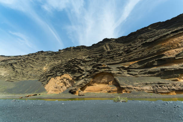 ve en un cráter volcánico con su lago verde cerca de el golfo, isla de lanzarote, españa - lanzarote bay canary islands crater fotografías e imágenes de stock