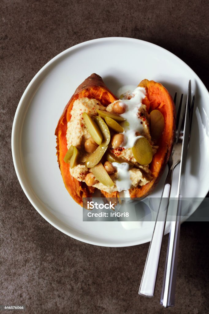 고구마의 요리 오븐에 구운 그린 올리브와 요구르트와 후 무스 건강 한 맛 있는 채식 음식 오븐 구이에 대한 스톡 사진 및 기타 이미지  - Istock