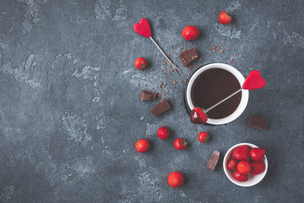 chocolate fondue with fresh strawberry on dark background - heart shape snack dessert symbol imagens e fotografias de stock