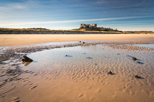 난파선은 밤버그 성 아래에 남아 - bamburgh england castle fort 뉴스 사진 이미지