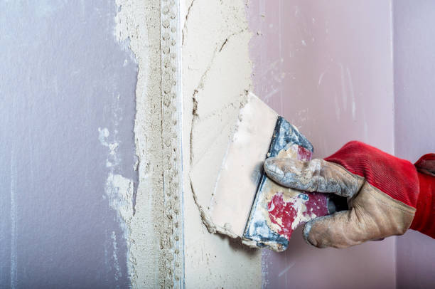 istock Repairing fireplace surface with spackle and trowel by hand 646613778