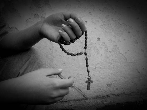 Young women holding rosary and drugs injection in palms Young women holding rosary and drugs injection in palms, young girl using drugs jusus stock pictures, royalty-free photos & images