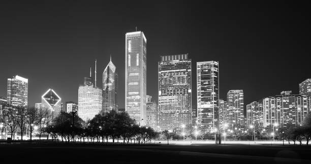 черно-белая чикагская панорама ночью, сша. - chicago black and white contemporary tower стоковые фото и изображения