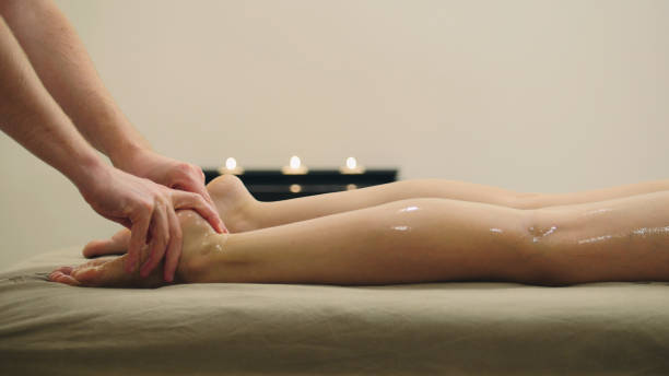 massage à l’huile pour les pas. traitement de relaxation pour jeune femme, gros plan - massage sensuel photos et images de collection