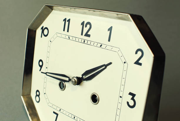 アンティーク時計に強い被写し界深度と手のヒントに焦点を当てる - clock nobody decoration minute hand ストックフォトと画像