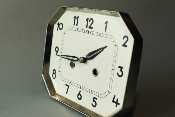 アンティーク時計に強い被写し界深度と手のヒントに焦点を当てる - clock nobody decoration minute hand ストックフォトと画像