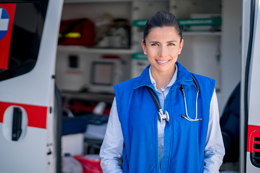 Paramédico en una ambulancia photo