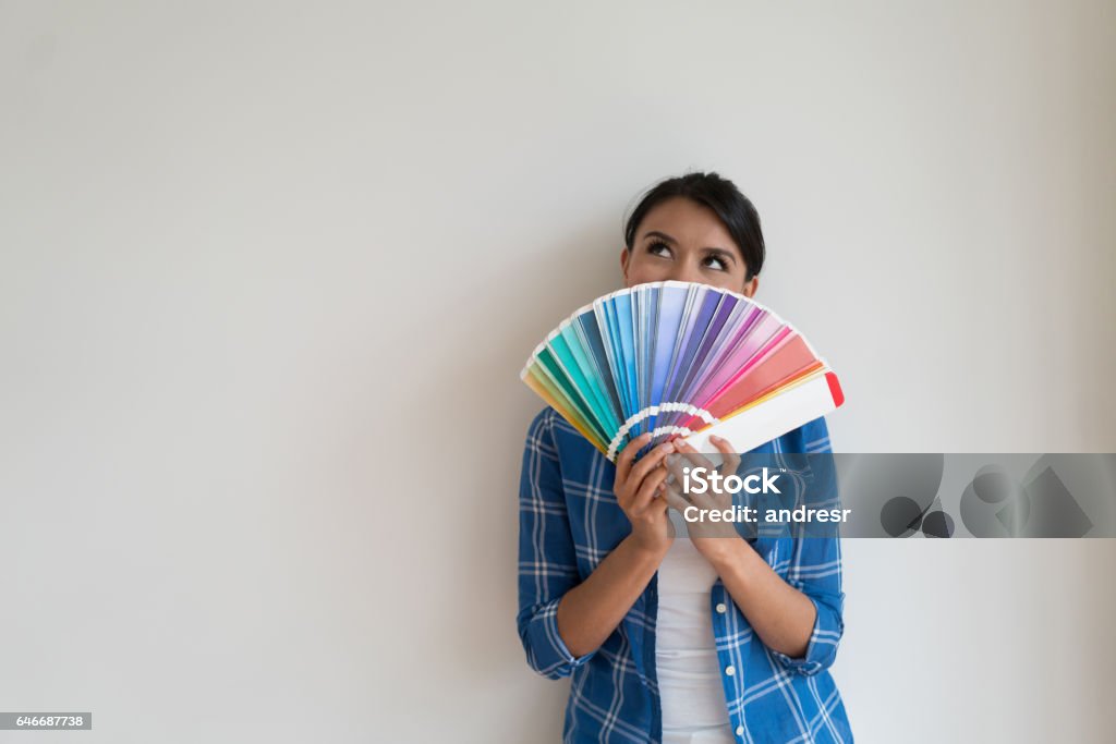 Femme réfléchie, penser à la couleur de sa maison - Photo de Nuancier libre de droits