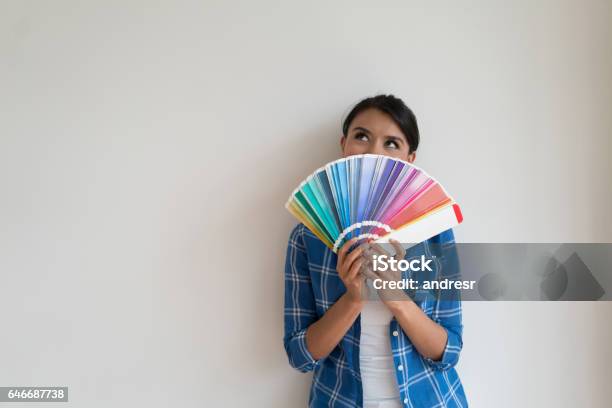 Photo libre de droit de Femme Réfléchie Penser À La Couleur De Sa Maison banque d'images et plus d'images libres de droit de Nuancier - Nuancier, Femmes, Rénovation