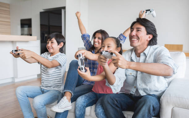 rodzina bawiąc się grając w gry wideo - playing video game little boys playful zdjęcia i obrazy z banku zdjęć