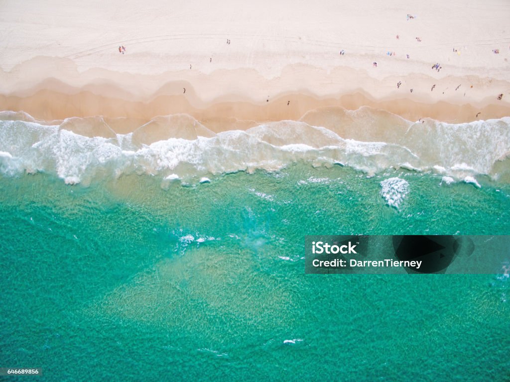 Una vista aérea de la playa en verano - Foto de stock de Playa libre de derechos