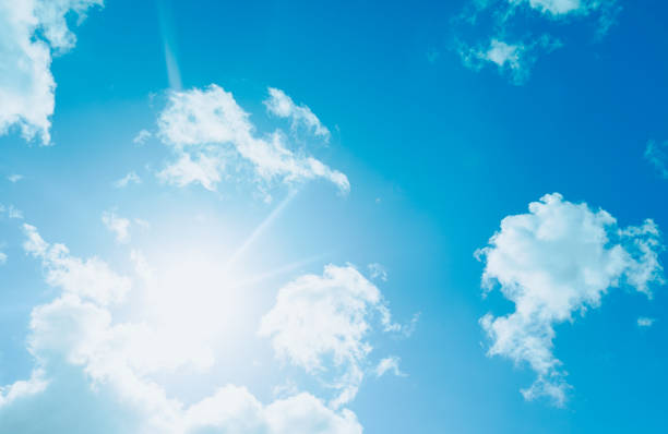 cielo blu, nubi e sole - sun flare foto e immagini stock