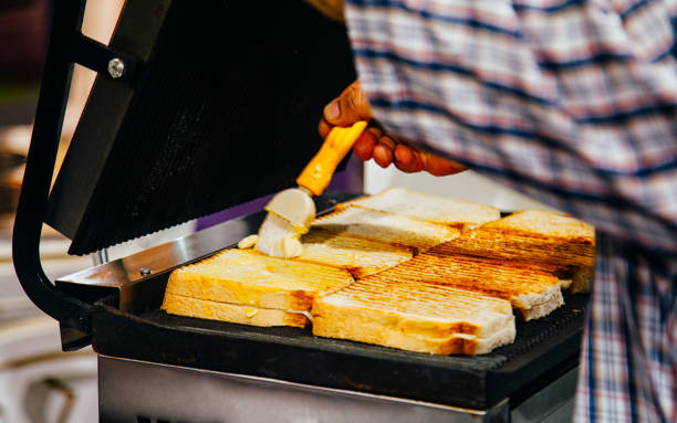 preparar turca torrada no café da manhã - grilled cheese panini sandwich - fotografias e filmes do acervo