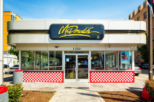 오클랜드 캘리포니아에서 빈티지 맥도날드 레스토랑 외관 - dining burger outdoors restaurant 뉴스 사진 이미지