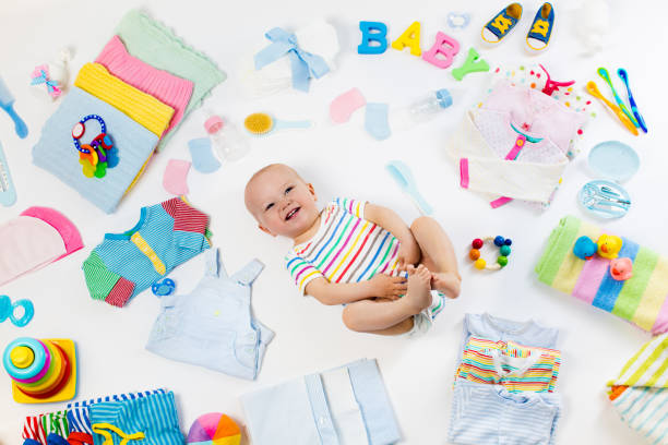 Bebé Con La Ropa Y De Para Bebés Foto de stock y más banco de imágenes de Accesorio personal - Accesorio personal, Alemania, Alimentar iStock